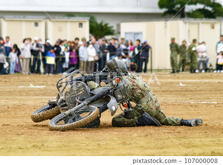以摩托車為盾進行射擊的陸上自衛隊偵察官 107000008