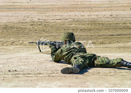 陸上自衛隊隊員在訓練表演中俯臥射擊 107000009