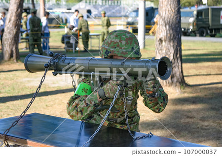 手持無後座力砲的陸上自衛隊成員 107000037