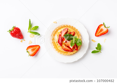 Strawberry mini cake tartlet with vanilla 107000482
