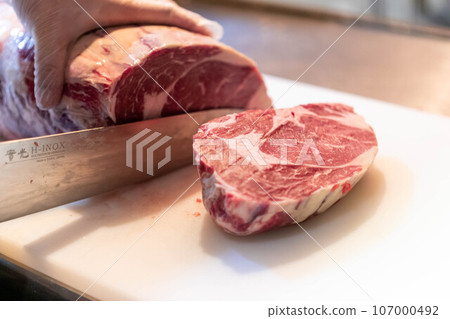 用刀切牛肉塊 107000492