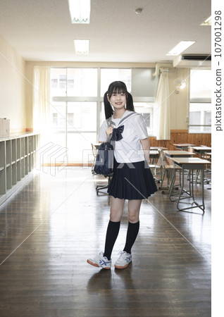 放學後在學校教室裡的國中女孩 放學後在學校教室裡的國中女孩 107001298
