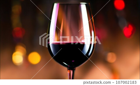 一杯裝滿酒的酒的特寫 一杯裝滿酒的酒的特寫 107002183
