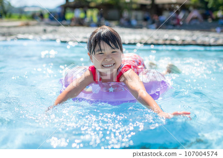 在天然河池裡玩耍的女孩 在天然河池裡玩耍的女孩 107004574