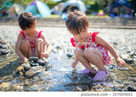 姐妹倆在天然河池裡玩耍 姐妹倆在天然河池裡玩耍 107004601