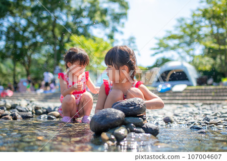 姐妹倆在天然河池裡玩耍 姐妹倆在天然河池裡玩耍 107004607