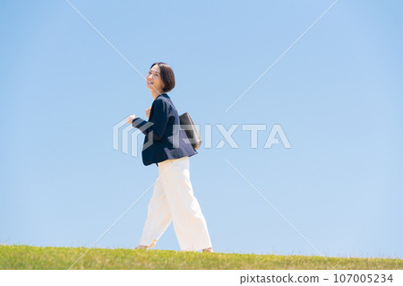 Business woman blue sky 107005234