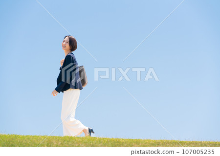 Business woman blue sky Business woman blue sky 107005235