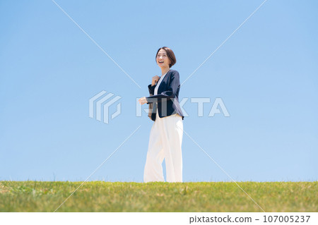 Business woman blue sky Business woman blue sky 107005237