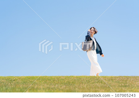 Business woman blue sky Business woman blue sky 107005243