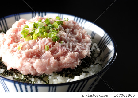 在黑色背景下拍攝一碗切碎的海藻和蔥。 107005909