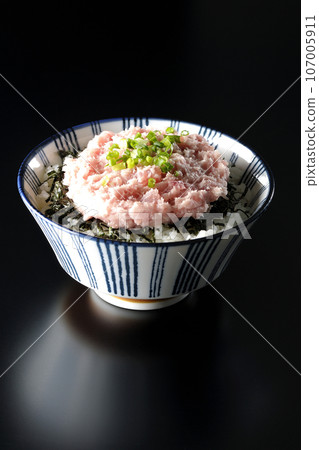 在黑色背景下拍攝一碗切碎的海藻和蔥。 107005911