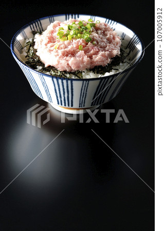 在黑色背景下拍攝一碗切碎的海藻和蔥。 107005912