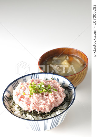 海苔絲蔥托羅碗和豬肉湯一套 107006282