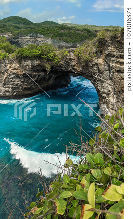 Majestic cliffs surround a serene turquoise bay at Broken Beach, Nusa Penida 107006373
