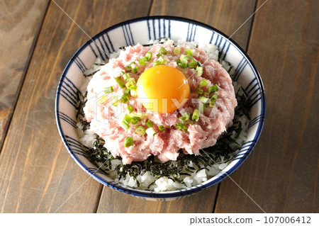 一碗海藻絲、蛋黃和蔥托羅的俯視圖 一碗海藻絲、蛋黃和蔥托羅的俯視圖 107006412