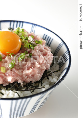 A bowl of shredded seaweed, egg yolk, and green onions is photographed against a white background. 107006601
