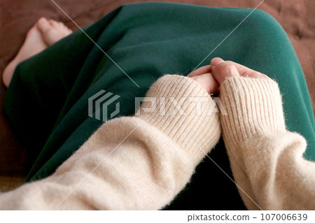 Image of sensitivity to coldness of a woman with cold hands and feet 107006639