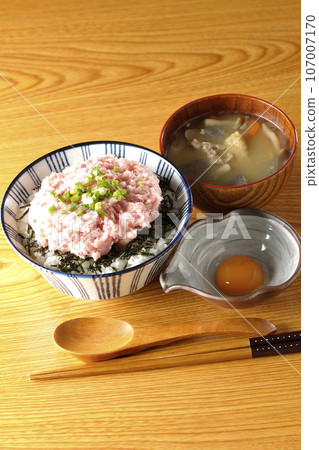 海苔絲蛋黃蔥托羅蓋飯豬肉湯 107007170
