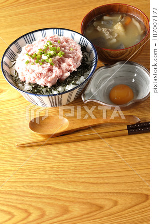 Shredded seaweed, egg yolk, green onion toro rice bowl and pork soup Shredded seaweed, egg yolk, green onion toro rice bowl and pork soup 107007172