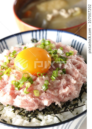 Shredded seaweed, egg yolk, green onion toro rice bowl and pork soup Shredded seaweed, egg yolk, green onion toro rice bowl and pork soup 107007202