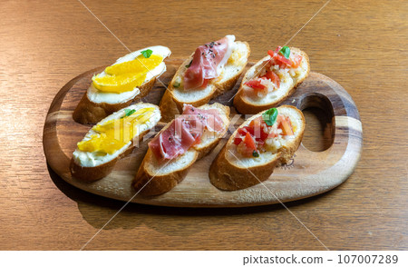 Bruschetta Bruschetta 107007289