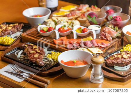 Banquet party course meal centered on Wagyu steak 107007295