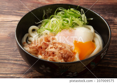 Udon noodles 107009575
