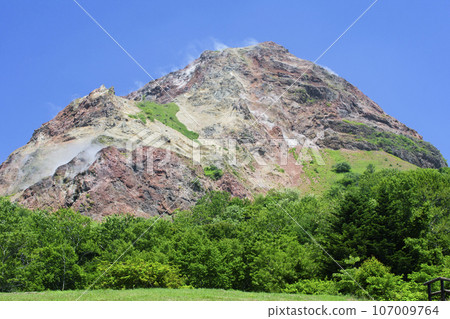 Showa Shinzan and volcanic smoke Showa Shinzan and volcanic smoke 107009764