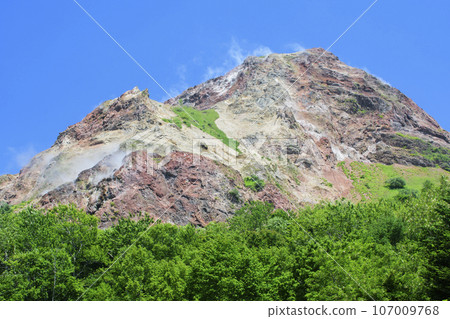 Showa Shinzan and volcanic smoke 107009768