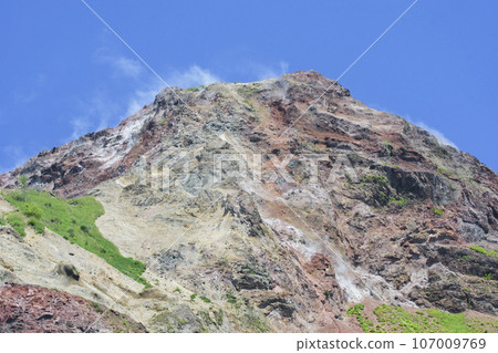 Showa Shinzan and volcanic smoke Showa Shinzan and volcanic smoke 107009769
