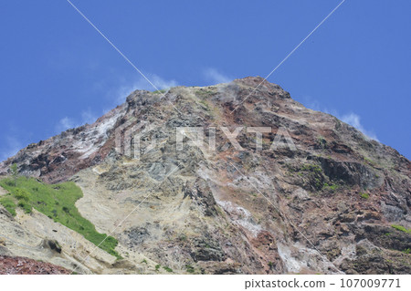 Showa Shinzan and volcanic smoke 107009771