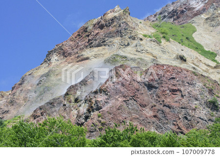 Showa Shinzan and volcanic smoke 107009778