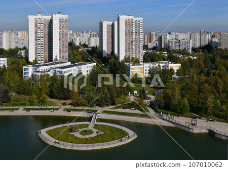 City landscape with Mikhailovsky pond in Zelenograd in Moscow, Russia 107010062