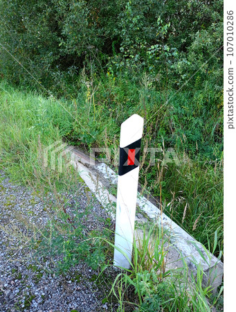 Rural traffic signal post with reflector for safe driving Rural traffic signal post with reflector for safe driving 107010286