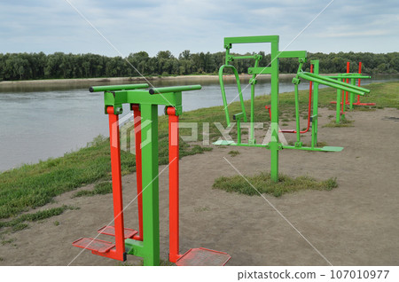 Street sports ground on the banks of the river, the bar for sports activities Street sports ground on the banks of the river, the bar for sports activities 107010977