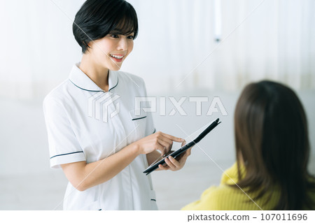 一名正在接受諮詢的女士 107011696
