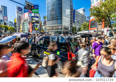日本東京9月街景－外國遊客驚訝地發現自己被困在人行道上…=18日，澀谷 107011729