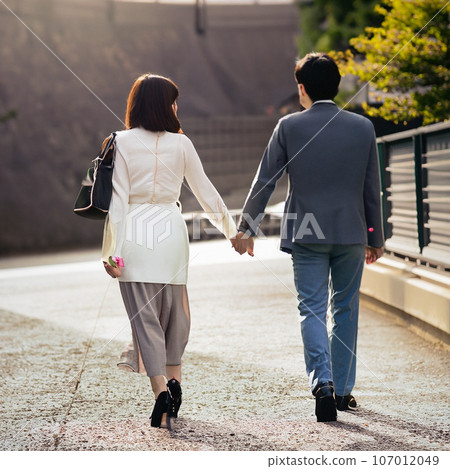 戀人牽手散步 戀人牽手散步 107012049