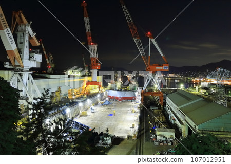 [Hiroshima Prefecture] Night view of the (construction dock of Battleship Yamato) seen from the hill where you can see history 107012951