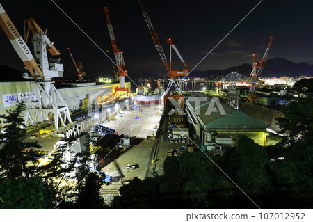 [Hiroshima Prefecture] Night view of the (construction dock of Battleship Yamato) seen from the hill where you can see history 107012952