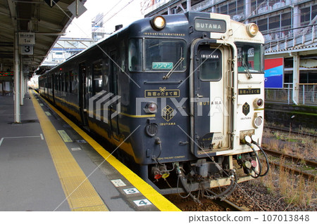 Limited Express “Ibusuki Tamatebako” Car 1 Ibusuki Makurazaki Line 107013848