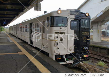 JR Kyushu "Ibusuki Tamatebako" car 2 Ibusuki Makurazaki Line 107013849