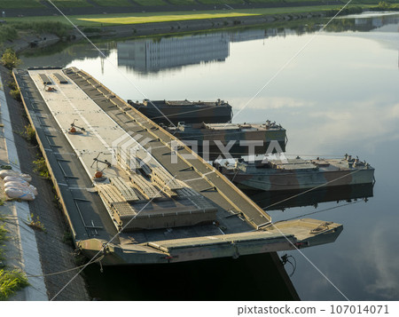 92式浮橋和動力艇在渡河訓練中 107014071