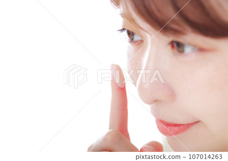 A woman disguises her skin problems with makeup 107014263