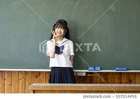 微笑著站在黑板前的國中女孩 107014458