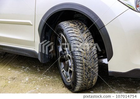 配備全季節輪胎的汽車 配備全季節輪胎的汽車 107014754