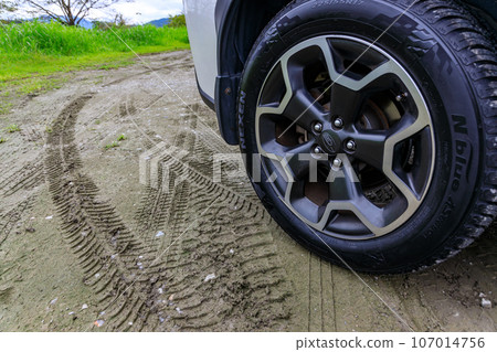 配備全季節輪胎的四輪驅動車輛 107014756