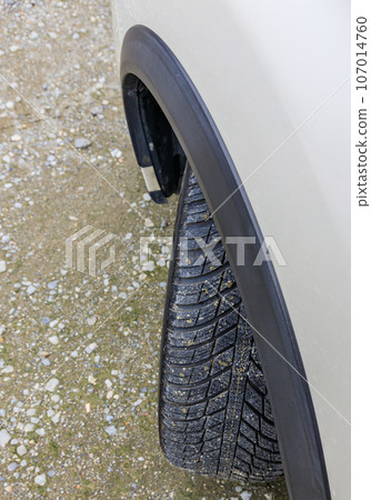 配備全季節輪胎的汽車 配備全季節輪胎的汽車 107014760