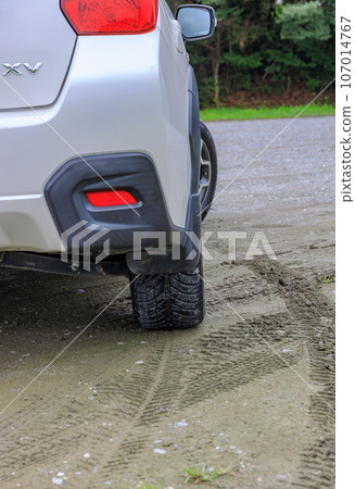 配備全季節輪胎的汽車 配備全季節輪胎的汽車 107014767